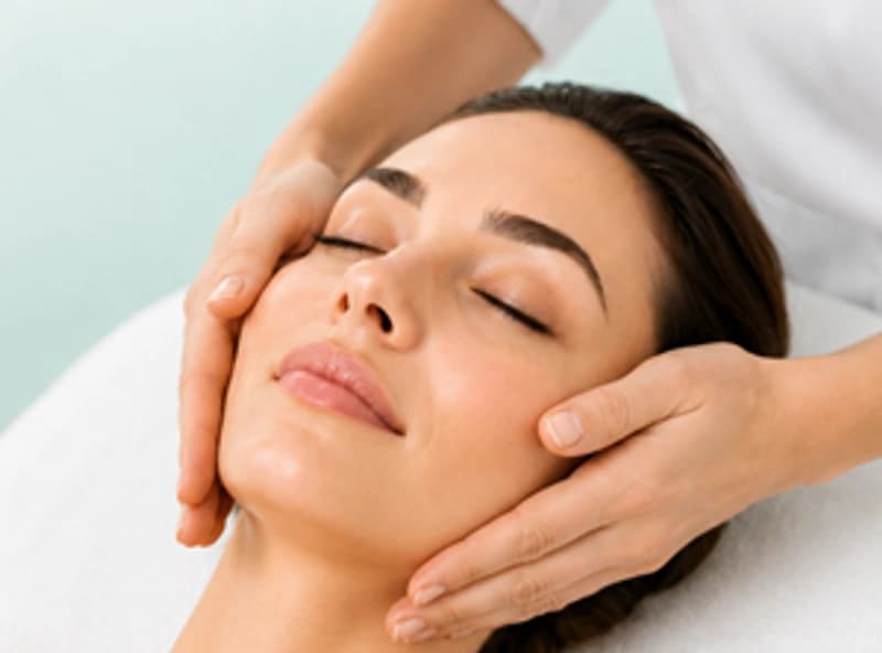 Gezichtsmassage: sfeerbeeld van de behandeling