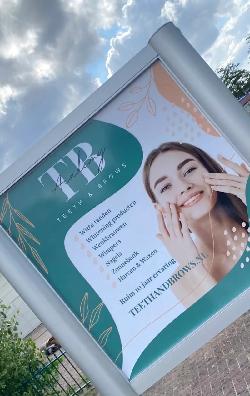 Foto van Teeth and Brows