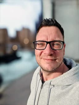 Ray Sabee, oprichter en hoofdredacteur